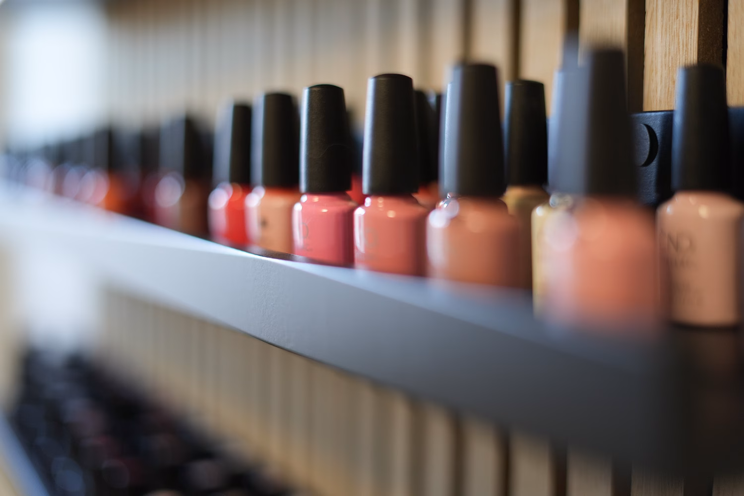 Bunte Nagellackfläschchen auf Regal