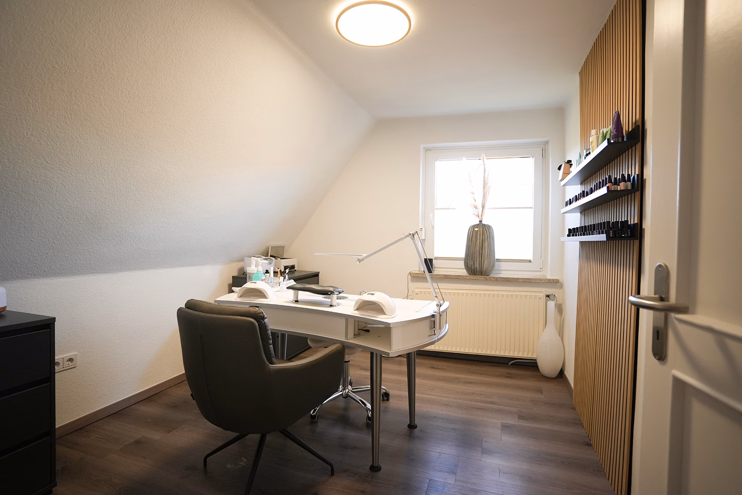 Helles Nagelstudio mit modernem Design