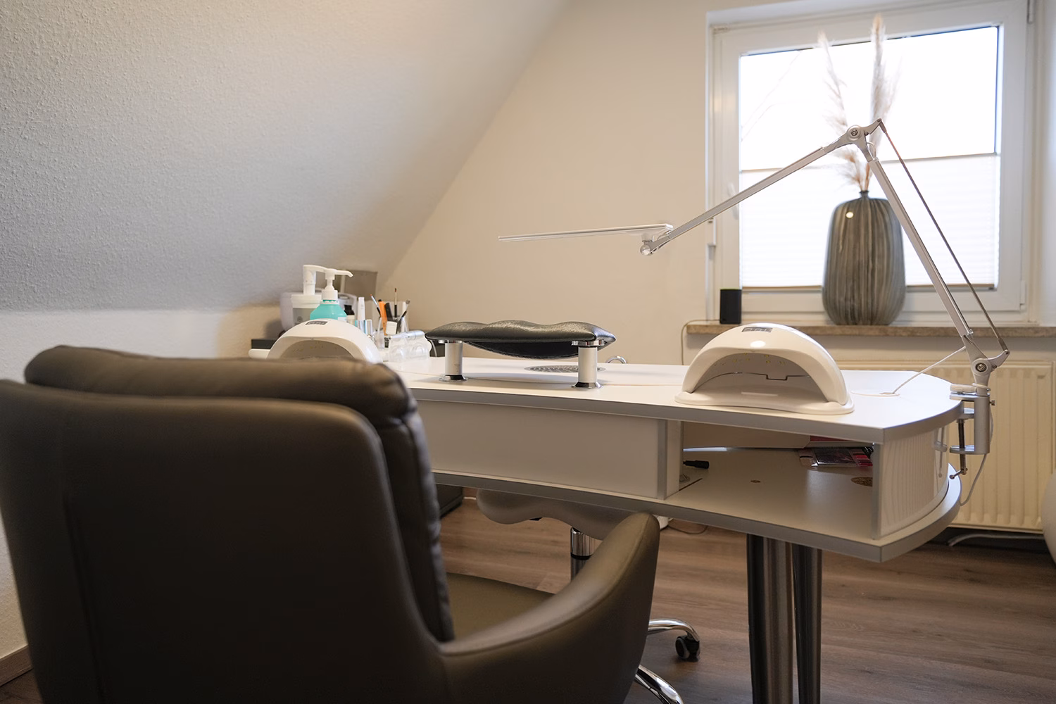 Helles Nagelstudio mit modernem Design