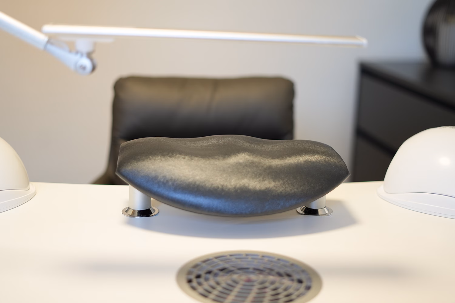 Schwarzes Kissen auf einem Tisch